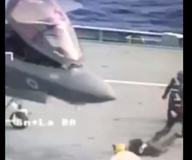 Phi công máy bay chiến đấu F-35 ngã sấp mặt trên tàu sân bay - 1 Phi công máy bay chiến đấu F-35 ngã sấp mặt trên tàu sân bay - 1