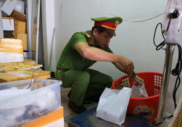 Đà Nẵng: Phát hiện cơ sở kinh doanh hải sản bán tôm hùng bơm tạp chất - 2