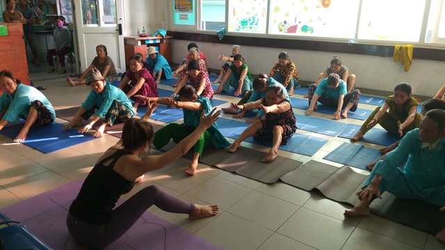 Lớp học yoga đặc biệt trước sảnh khoa ung bướu - 1