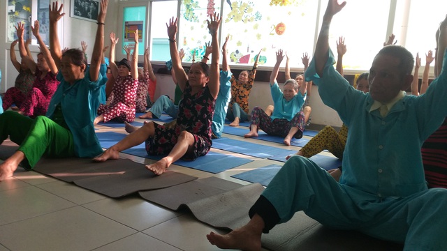 Lớp học yoga đặc biệt trước sảnh khoa ung bướu - 3