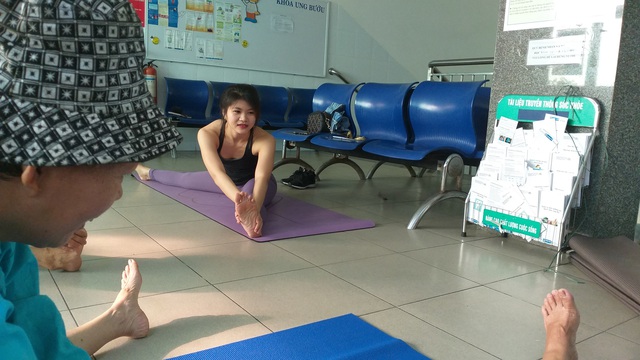 Lớp học yoga đặc biệt trước sảnh khoa ung bướu - 2