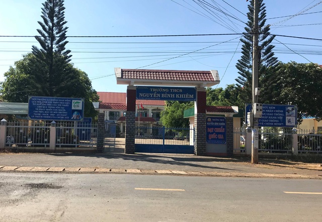 Hiệu trưởng li&ecirc;n tục bị kỷ luật vẫn tại vị - 1