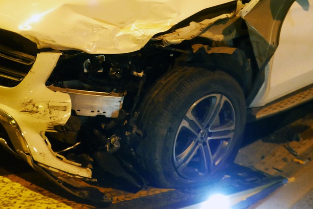 Hà Nội: Tai nạn kinh hoàng giữa 3 xe ô tô trên trên cầu Vĩnh Tuy - 9 Hà Nội: Tai nạn kinh hoàng giữa 3 xe ô tô trên trên cầu Vĩnh Tuy - 9