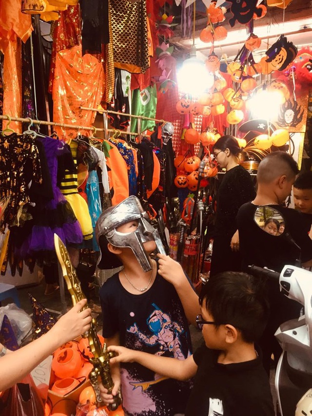 Thị trường Halloween: Tràn ngập sản phẩm xuất xứ từ Trung Quốc - 5 Thị trường Halloween: Tràn ngập sản phẩm xuất xứ từ Trung Quốc - 5