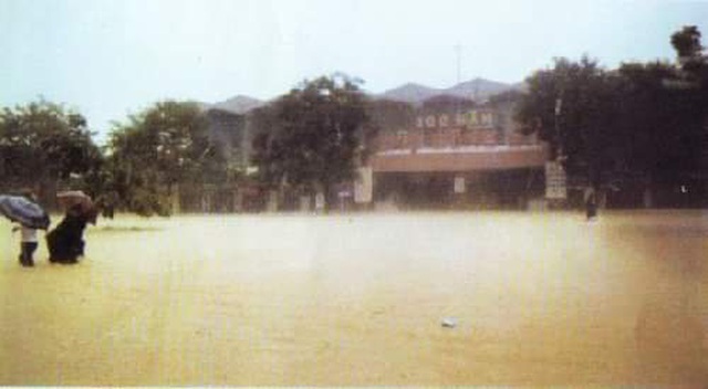 Nhìn lại hình ảnh trận lũ kinh hoàng năm 1999 cướp sinh mạng 352 người - 5 Nhìn lại hình ảnh trận lũ kinh hoàng năm 1999 cướp sinh mạng 352 người - 5