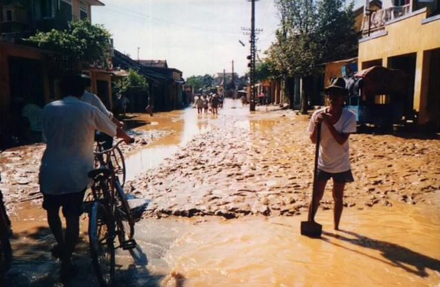 Nhìn lại hình ảnh trận lũ kinh hoàng năm 1999 cướp sinh mạng 352 người - 20 Nhìn lại hình ảnh trận lũ kinh hoàng năm 1999 cướp sinh mạng 352 người - 20