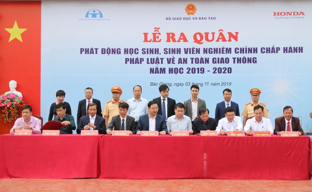 Yêu cầu giáo viên, học sinh, sinh viên nghiêm túc thực hiện quy định an toàn giao thông - 3 Yêu cầu giáo viên, học sinh, sinh viên nghiêm túc thực hiện quy định an toàn giao thông - 3