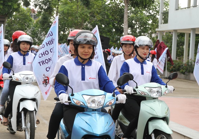 Yêu cầu giáo viên, học sinh, sinh viên nghiêm túc thực hiện quy định an toàn giao thông - 2 Yêu cầu giáo viên, học sinh, sinh viên nghiêm túc thực hiện quy định an toàn giao thông - 2