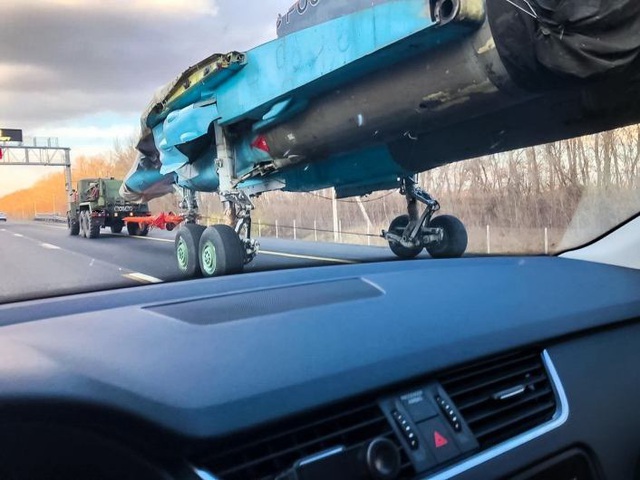 Xe tăng bay Su-34 chạy bộ trên đường cao tốc - 1 Xe tăng bay Su-34 chạy bộ trên đường cao tốc - 1
