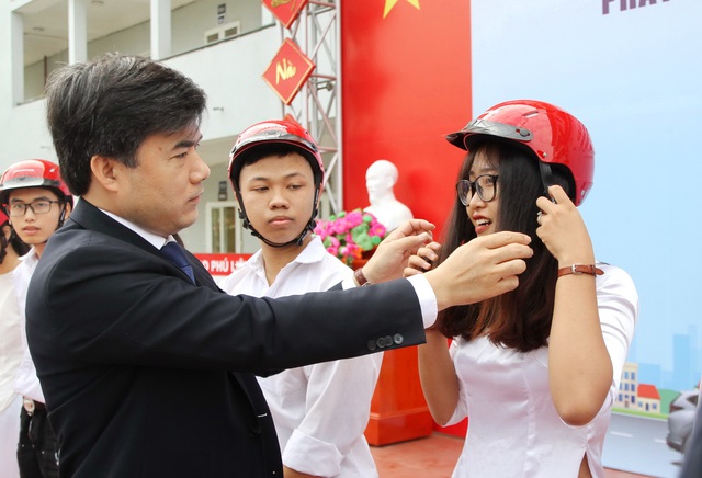 Yêu cầu giáo viên, học sinh, sinh viên nghiêm túc thực hiện quy định an toàn giao thông - 1 Yêu cầu giáo viên, học sinh, sinh viên nghiêm túc thực hiện quy định an toàn giao thông - 1