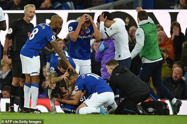 Son Heung Min bật khóc sau khi làm gãy cổ cầu thủ Everton - 3 Son Heung Min bật khóc sau khi làm gãy cổ chân cầu thủ Everton - 3
