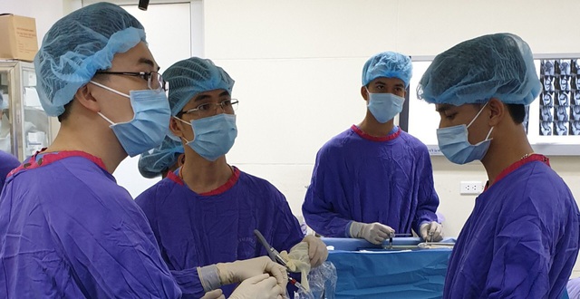 Nhờ vít “tự tiêu”, phẫu thuật 1 lần duy nhất cho ca gãy xương cổ tay - 1 Nhờ vít “tự tiêu”, phẫu thuật 1 lần duy nhất cho ca gãy xương cổ tay - 1