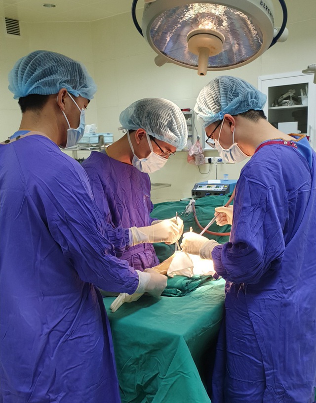 Nhờ vít “tự tiêu”, phẫu thuật 1 lần duy nhất cho ca gãy xương cổ tay - 2 Nhờ vít “tự tiêu”, phẫu thuật 1 lần duy nhất cho ca gãy xương cổ tay - 2