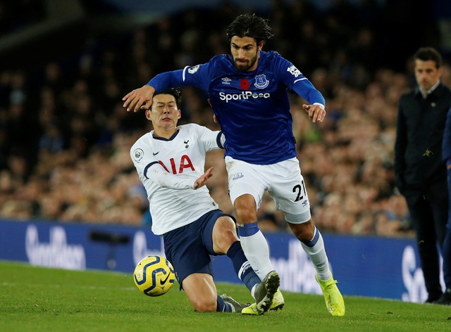 Son Heung Min bật khóc sau khi làm gãy cổ chân cầu thủ Everton - 2 Son Heung Min bật khóc sau khi làm gãy cổ chân cầu thủ Everton - 2