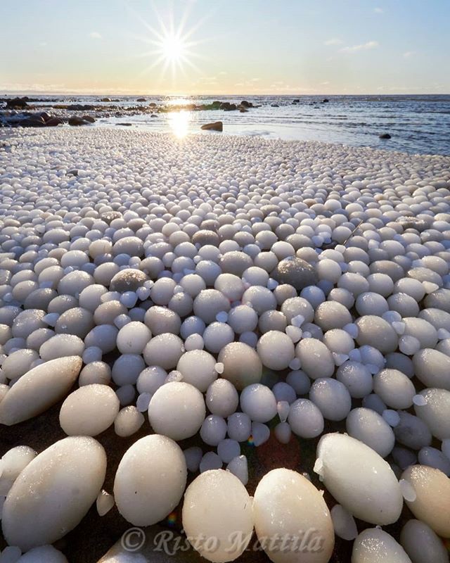 Kỳ lạ hiện tượng băng “tròn như trứng” tràn ngập bờ biển Phần Lan - 1