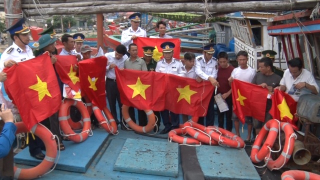 Cảnh sát biển tặng quà động viên ngư dân khó khăn tại Quảng Bình - 2