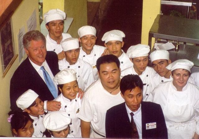 Nhà hàng Việt từng đón cựu Tổng thống Mỹ Bill Clinton lên báo nước ngoài - 1 Nhà hàng Việt từng đón cựu Tổng thống Mỹ Bill Clinton lên báo nước ngoài - 1