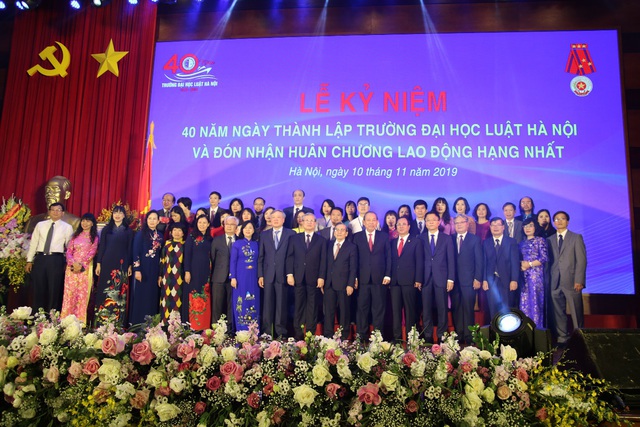Kỷ niệm 40 năm th&agrave;nh lập, ĐH Luật H&agrave; Nội nhận Hu&acirc;n chương Lao động hạng Nhất - 5