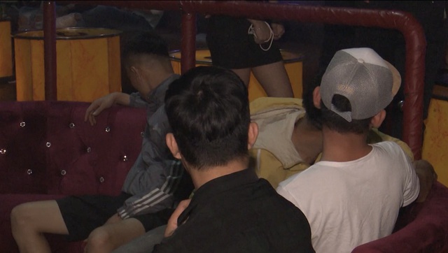 F3 Club đổi tên mới, vẫn có khách “phê” ma tuý như cũ - 3 F3 Club đổi tên mới, vẫn có khách “phê” ma tuý như cũ - 3