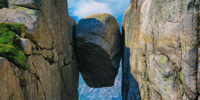“Đánh cược sinh mạng” để chụp ảnh “sống ảo” tại hòn đá kẹt giữa vực sâu gần 1000 m - 1