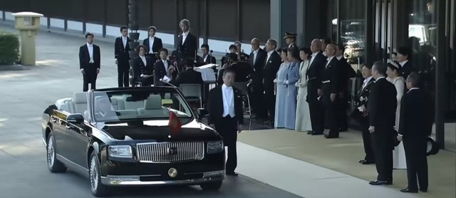 Toyota Century mui trần chính thức ra mắt trong lễ diễu hành của tân Nhật hoàng - 5 Toyota Century mui trần chính thức ra mắt trong lễ diễu hành của tân Nhật hoàng - 5