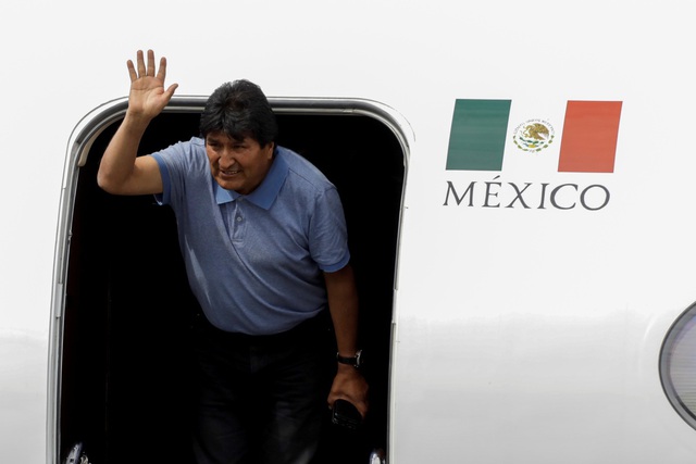 Chuyến bay “bão táp” đưa cựu Tổng thống Bolivia đến Mexico tị nạn  - 1