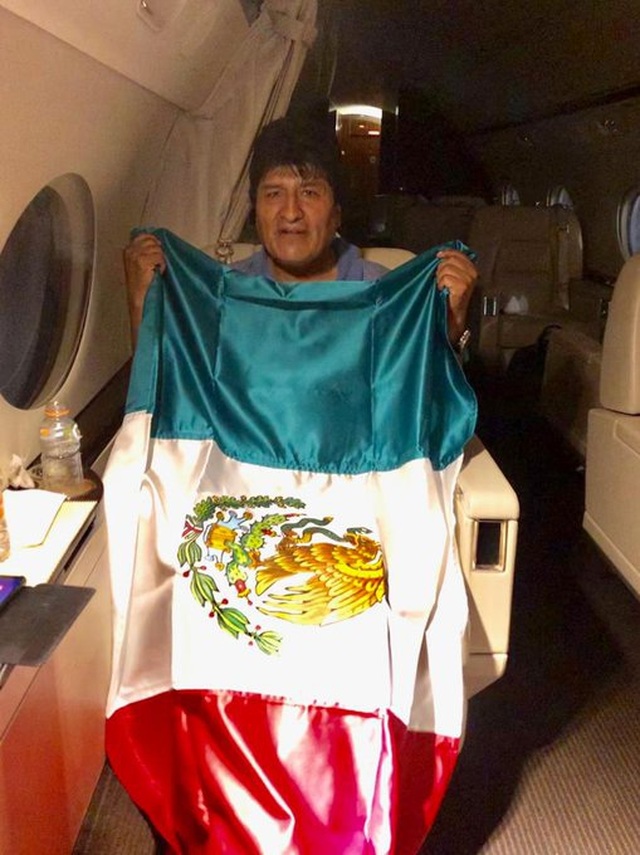 Chuyến bay “bão táp” đưa cựu Tổng thống Bolivia đến Mexico tị nạn  - 2