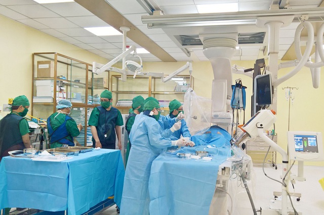 Nút động mạch cầm máu, cứu nam thanh niên bị vỡ nát gan - 1 Nút động mạch cầm máu, cứu nam thanh niên bị vỡ nát gan - 1