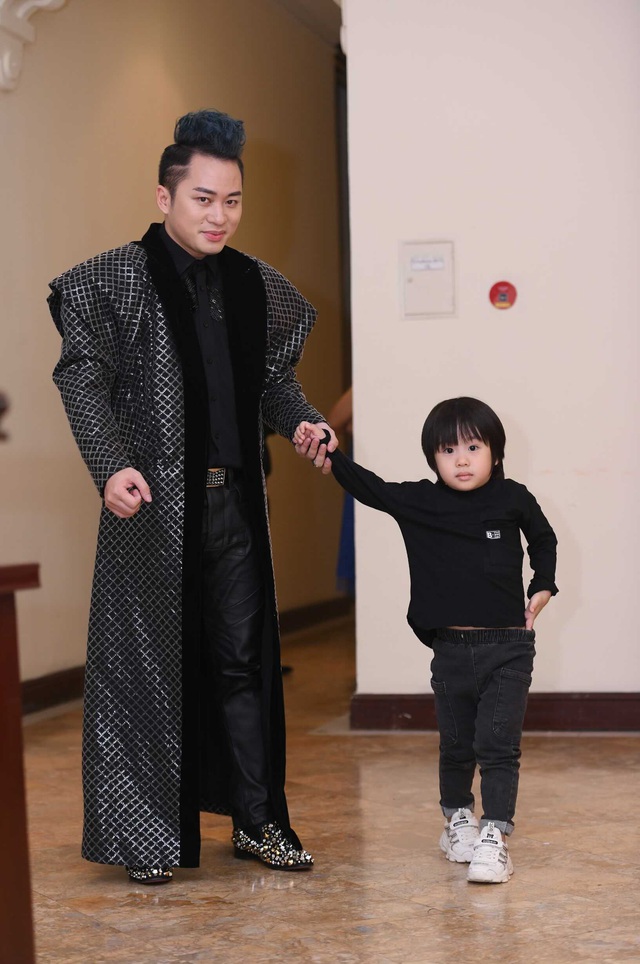 Tùng Dương: “Thắp sáng lên ngọn lửa Lạc Hồng chứa đựng sự nhân văn, mang ý nghĩa lớn lao…” - 4 Tùng Dương: “Thắp sáng lên ngọn lửa Lạc Hồng chứa đựng sự nhân văn, mang ý nghĩa lớn lao…” - 4