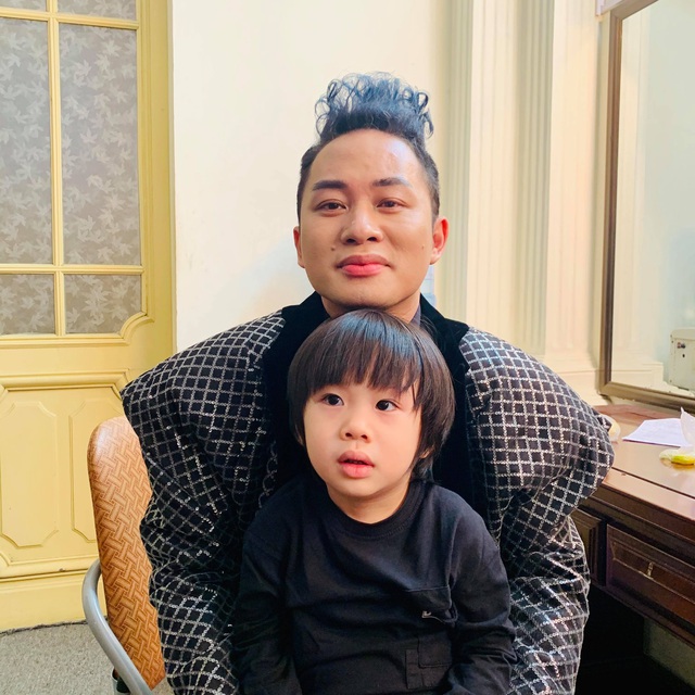 Tùng Dương: “Thắp sáng lên ngọn lửa Lạc Hồng chứa đựng sự nhân văn, mang ý nghĩa lớn lao…” - 5 Tùng Dương: “Thắp sáng lên ngọn lửa Lạc Hồng chứa đựng sự nhân văn, mang ý nghĩa lớn lao…” - 5