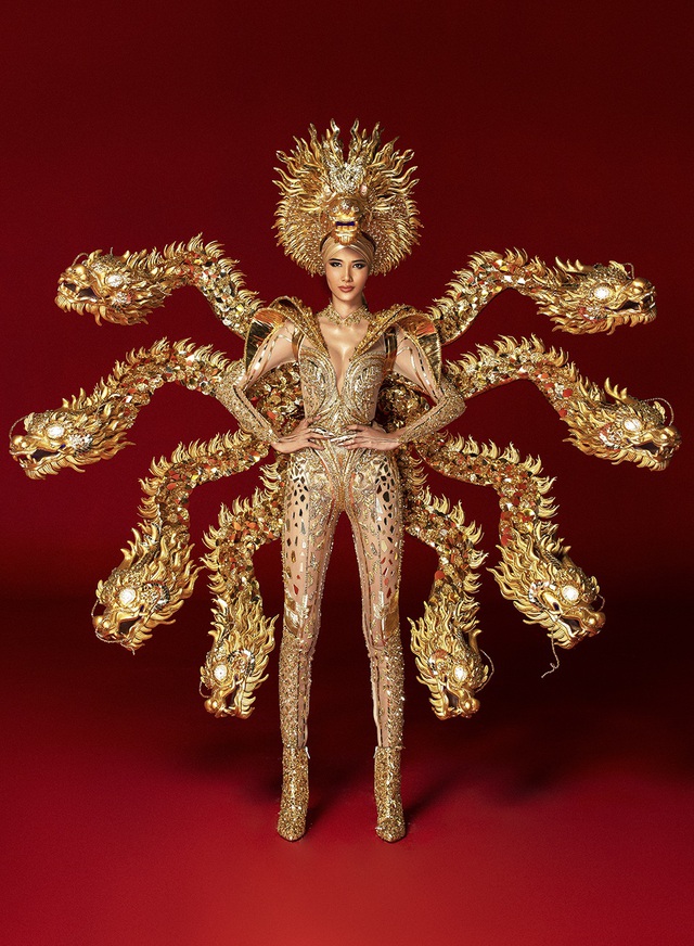 Ho&agrave;ng Th&ugrave;y kh&ocirc;ng thoải m&aacute;i với 3 bộ trang phục d&acirc;n tộc nặng nề - 14