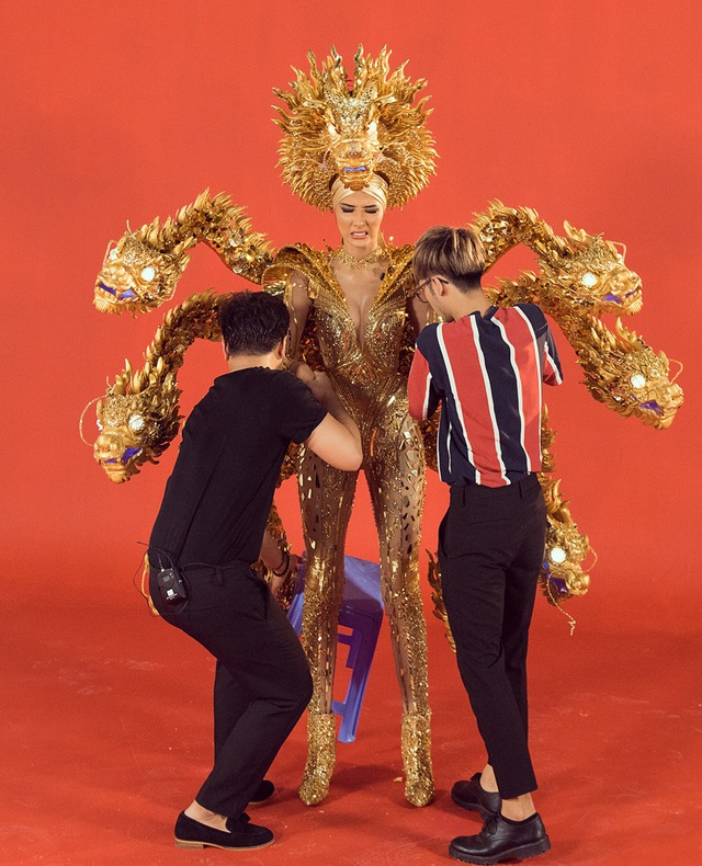 Ho&agrave;ng Th&ugrave;y kh&ocirc;ng thoải m&aacute;i với 3 bộ trang phục d&acirc;n tộc nặng nề - 13