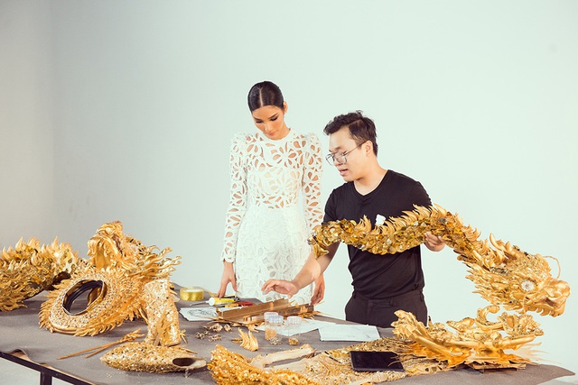 Ho&agrave;ng Th&ugrave;y kh&ocirc;ng thoải m&aacute;i với 3 bộ trang phục d&acirc;n tộc nặng nề - 11