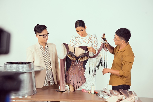 Ho&agrave;ng Th&ugrave;y kh&ocirc;ng thoải m&aacute;i với 3 bộ trang phục d&acirc;n tộc nặng nề - 7