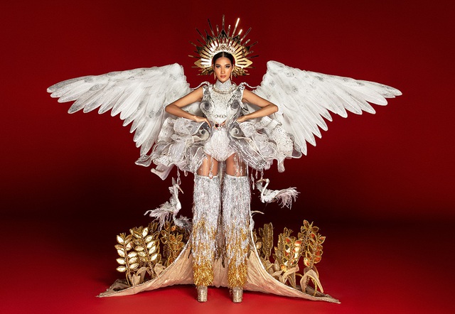 Ho&agrave;ng Th&ugrave;y kh&ocirc;ng thoải m&aacute;i với 3 bộ trang phục d&acirc;n tộc nặng nề - 4