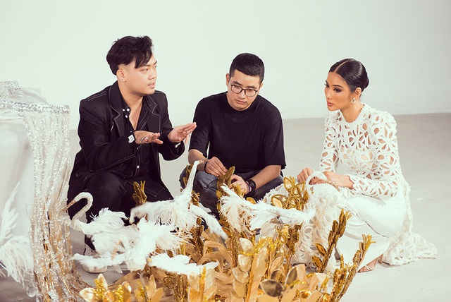 Ho&agrave;ng Th&ugrave;y kh&ocirc;ng thoải m&aacute;i với 3 bộ trang phục d&acirc;n tộc nặng nề - 2