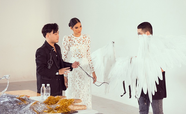 Ho&agrave;ng Th&ugrave;y kh&ocirc;ng thoải m&aacute;i với 3 bộ trang phục d&acirc;n tộc nặng nề - 1