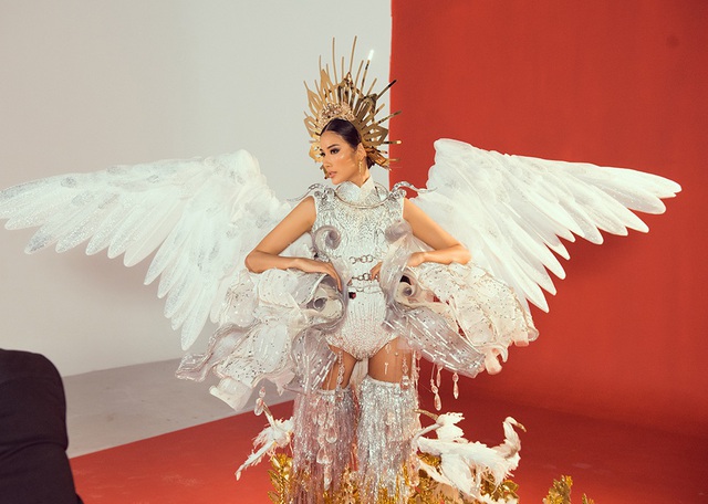 Ho&agrave;ng Th&ugrave;y kh&ocirc;ng thoải m&aacute;i với 3 bộ trang phục d&acirc;n tộc nặng nề - 3