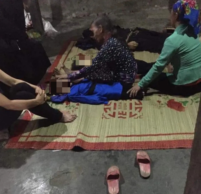 Vụ 3 cha con chết trong tư thế treo cổ: D&ograve;ng chữ tr&ecirc;n tường h&eacute; lộ nguy&ecirc;n nh&acirc;n - 1