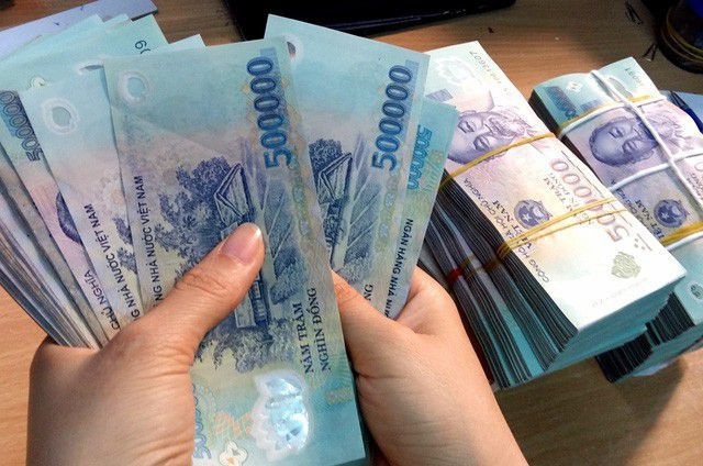 Lợi nhuận khủng: Ngân hàng trả công cho nhân viên gần cây vàng mỗi tháng - 1 Lợi nhuận khủng: Ngân hàng trả công cho nhân viên gần cây vàng mỗi tháng - 1