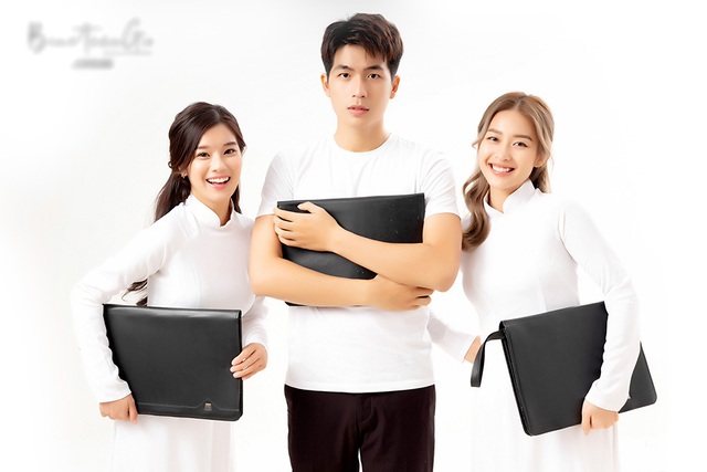 Khả Ngân và Hoàng Yến Chibi mừng ngày 20/11 trong bộ ảnh thời học sinh - 1
