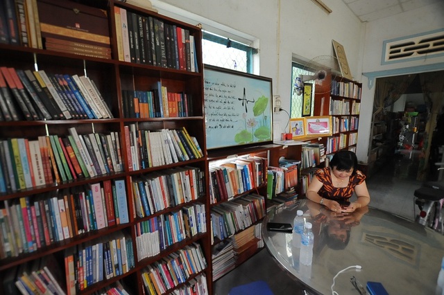 Vợ chồng thầy giáo chắt chiu từng đồng thành lập “thư viện” cho học sinh - 1 Vợ chồng thầy giáo chắt chiu từng đồng thành lập “thư viện” cho học sinh - 1