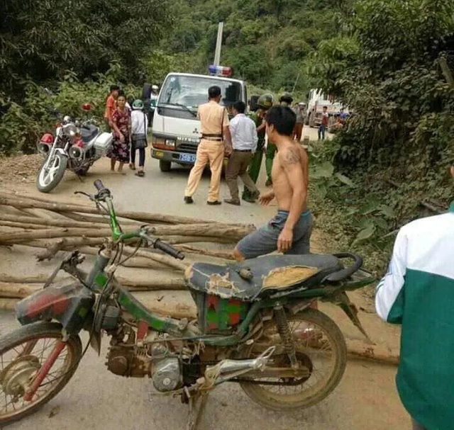 Triệu tập nh&oacute;m người chặn đường CSGT để... đ&ograve;i lại xe vi phạm - 1
