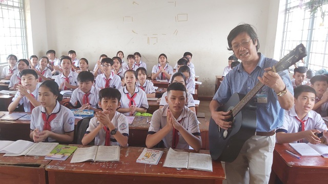 Thầy giáo phổ nhạc định lý Toán thành bài hát cho học sinh dễ nhớ - 2 Thầy giáo phổ nhạc định lý Toán thành bài hát cho học sinh dễ nhớ - 2