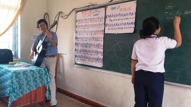 Thầy giáo phổ nhạc định lý Toán thành bài hát cho học sinh dễ nhớ - 1 Thầy giáo phổ nhạc định lý Toán thành bài hát cho học sinh dễ nhớ - 1