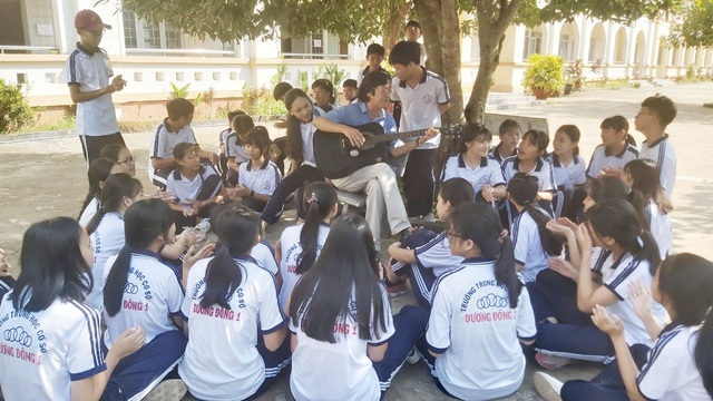 Thầy giáo phổ nhạc định lý Toán thành bài hát cho học sinh dễ nhớ - 3 Thầy giáo phổ nhạc định lý Toán thành bài hát cho học sinh dễ nhớ - 3