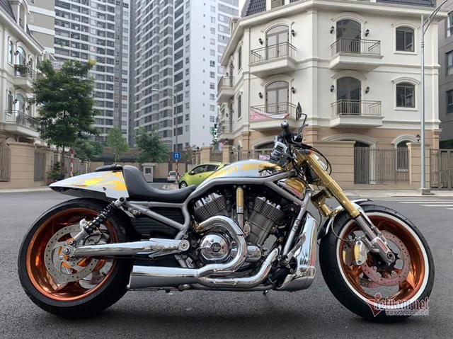 Sau 6 năm, mô tô Harley-Davidson mạ vàng 24k rao giá 1 tỷ ở Hà Nội - 4