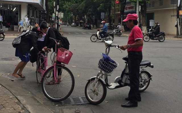 Quảng Ng&atilde;i: Tiềm ẩn nguy cơ tai nạn khi học sinh đi xe đạp điện đến trường - 1