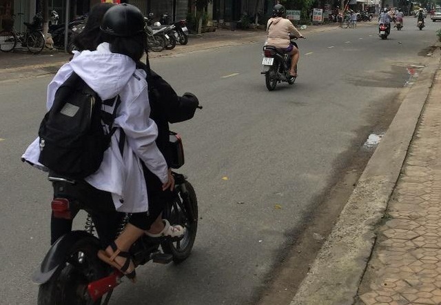 Quảng Ng&atilde;i: Tiềm ẩn nguy cơ tai nạn khi học sinh đi xe đạp điện đến trường - 2