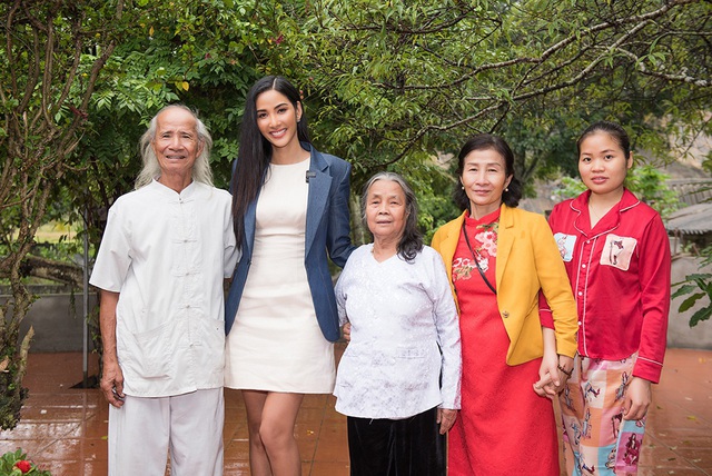 Hoàng Thùy về thăm quê nhà trước khi lên đường dự thi hoa hậu hoàn vũ - 3 Hoàng Thùy về thăm quê nhà trước khi lên đường dự thi hoa hậu hoàn vũ - 3
